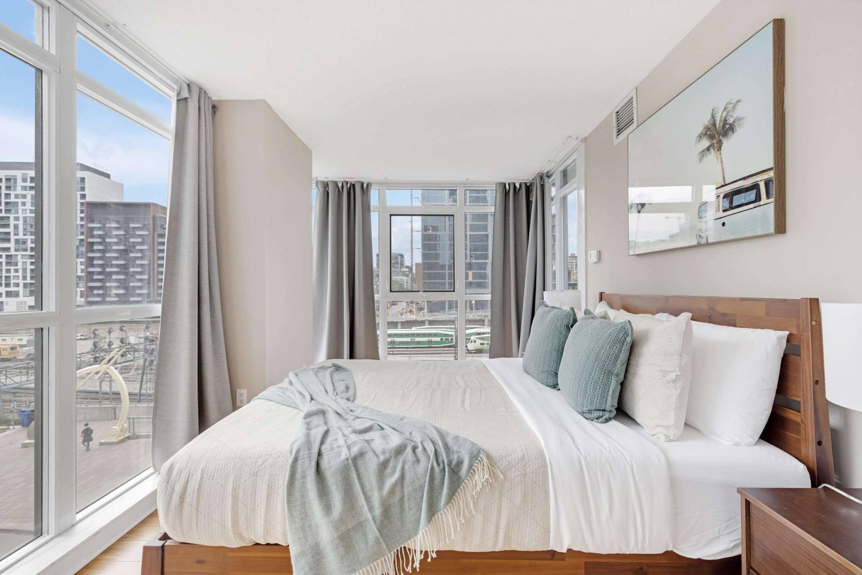 City Gem Near the Rogers Centre & Top Attractions