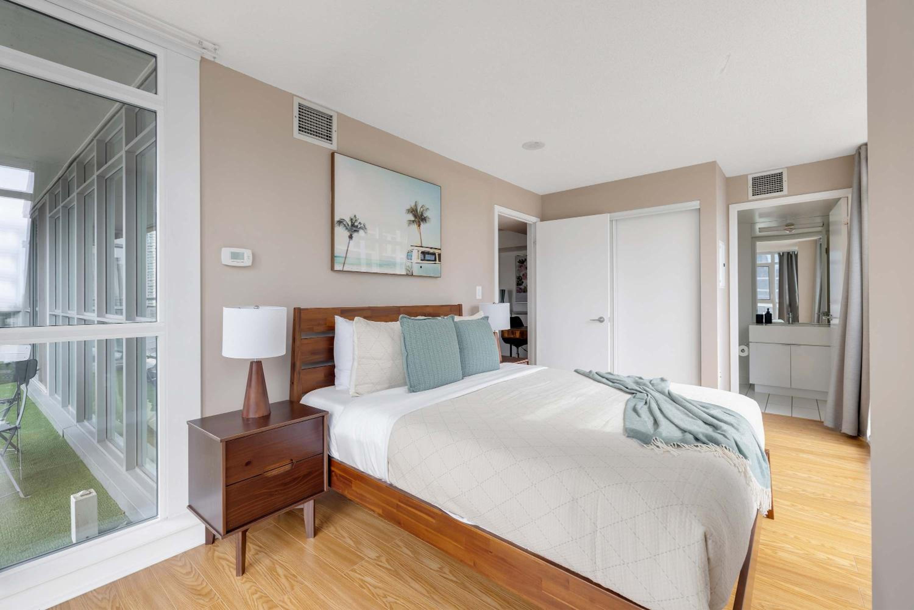 City Gem Near the Rogers Centre & Top Attractions