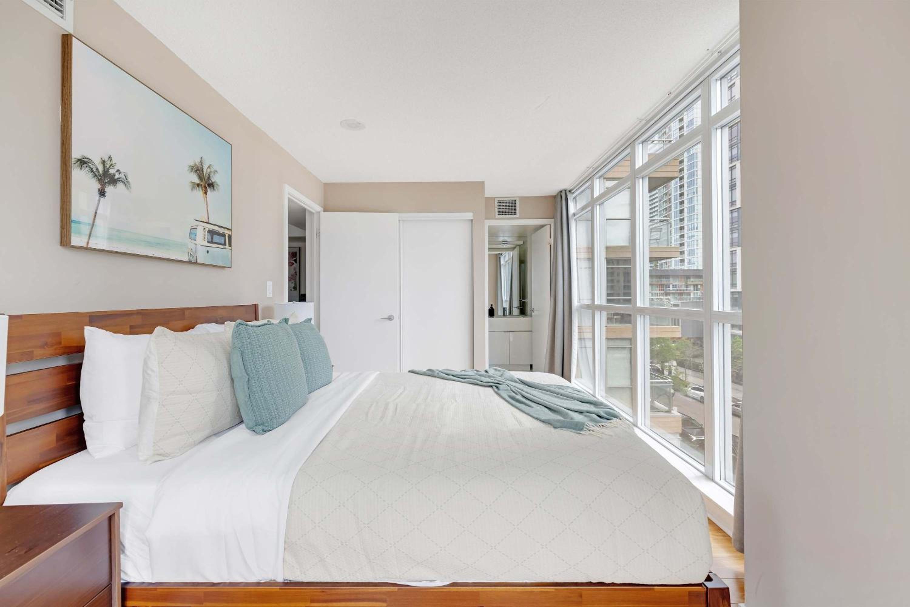 City Gem Near the Rogers Centre & Top Attractions