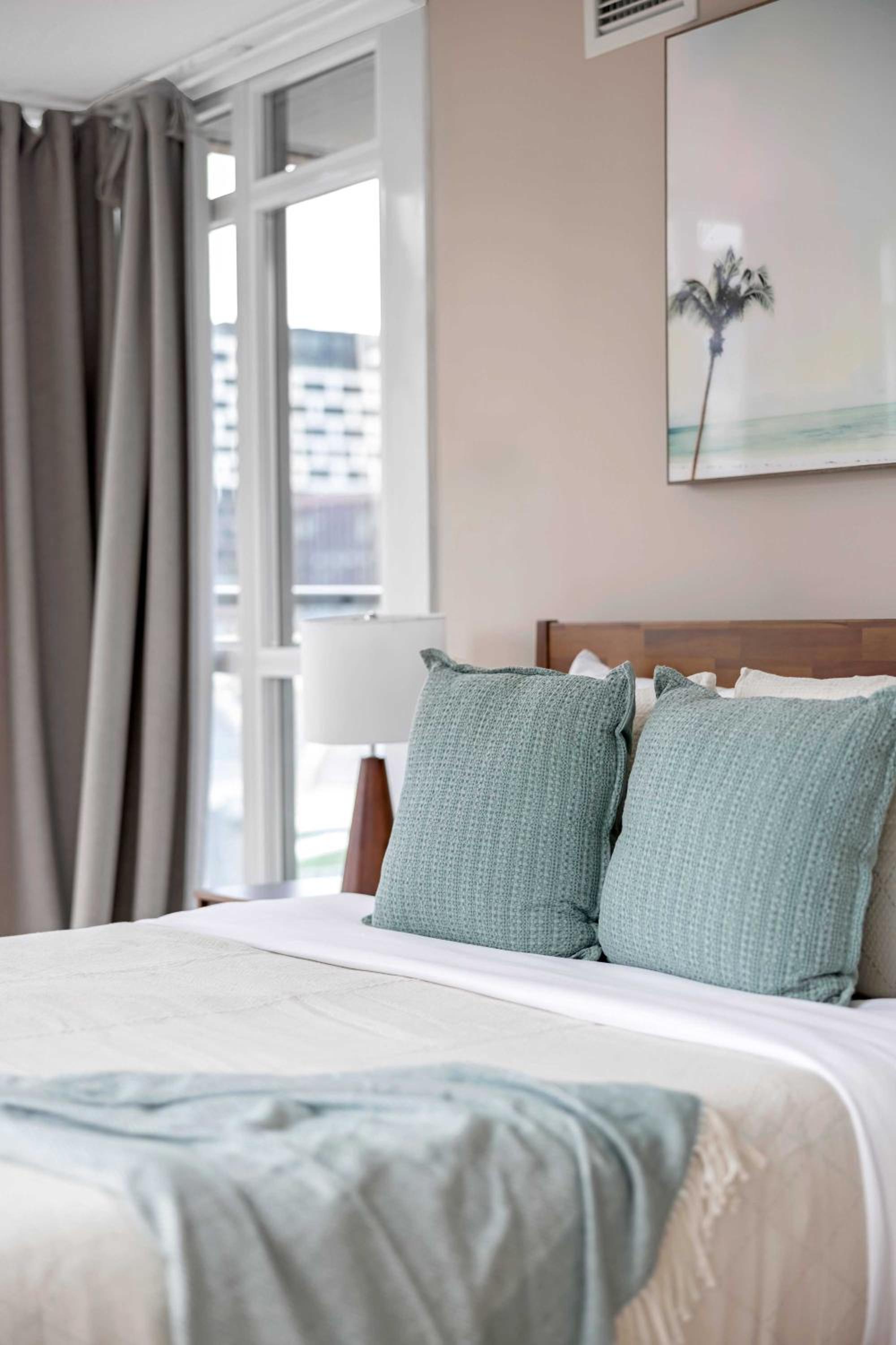City Gem Near the Rogers Centre & Top Attractions