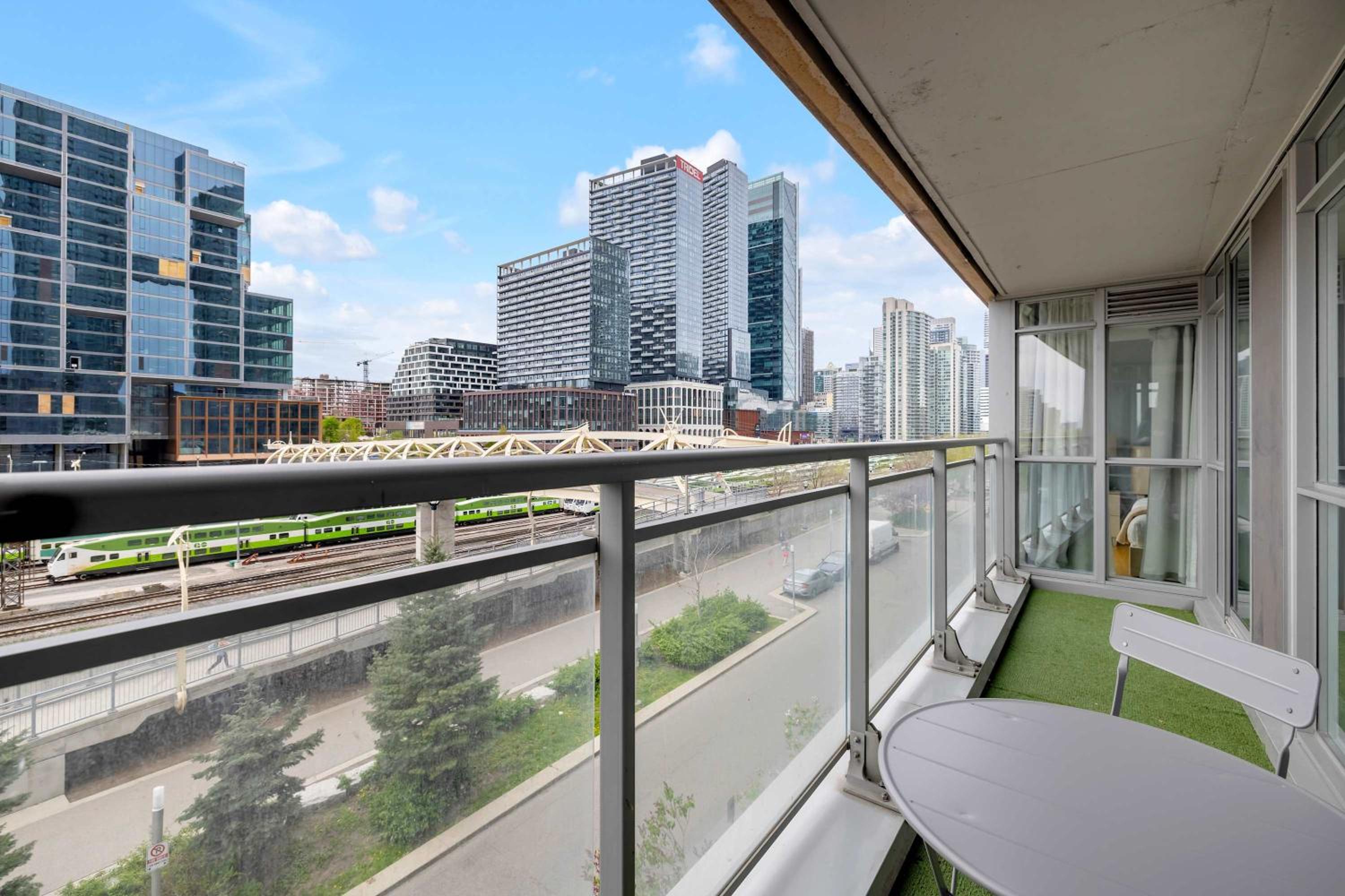 City Gem Near the Rogers Centre & Top Attractions