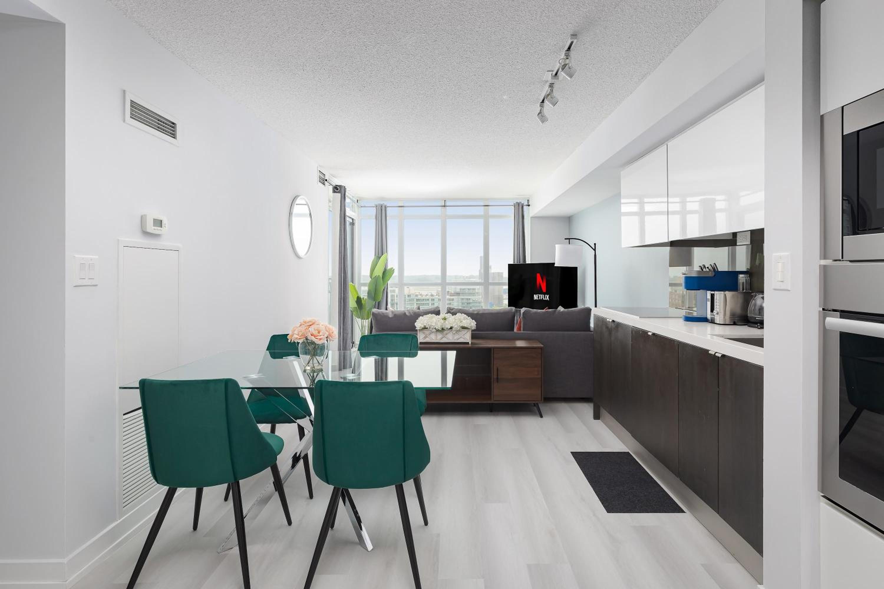 Ultimate Family Retreat Steps from Rogers Centre