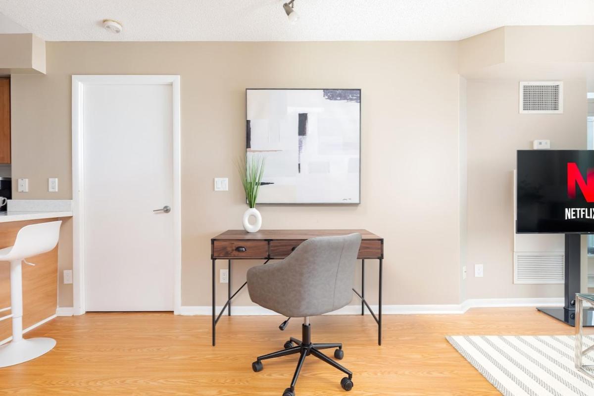 Condo by Toronto Waterfront & Parking