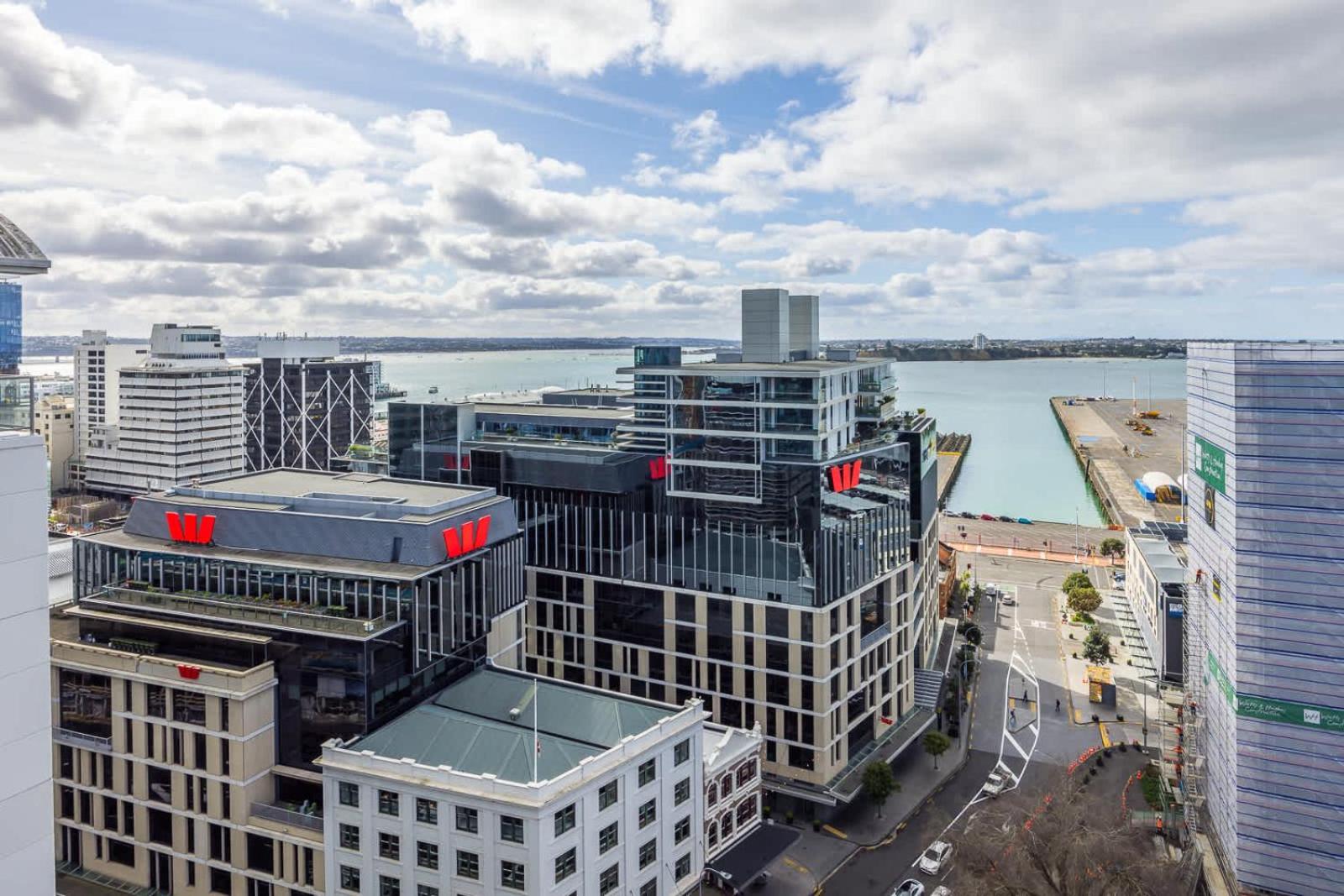 Penthouse perfection Spacious 2 bdrm Views & Carpk view 4