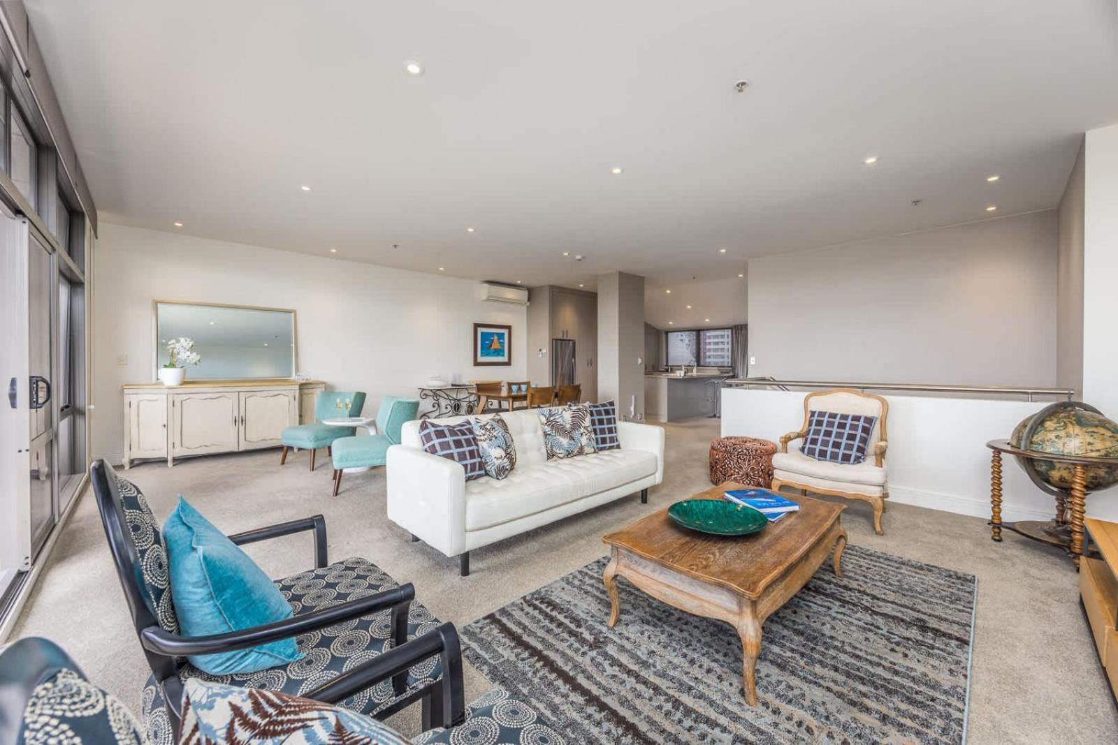 Penthouse perfection Spacious 2 bdrm Views & Carpk view 3