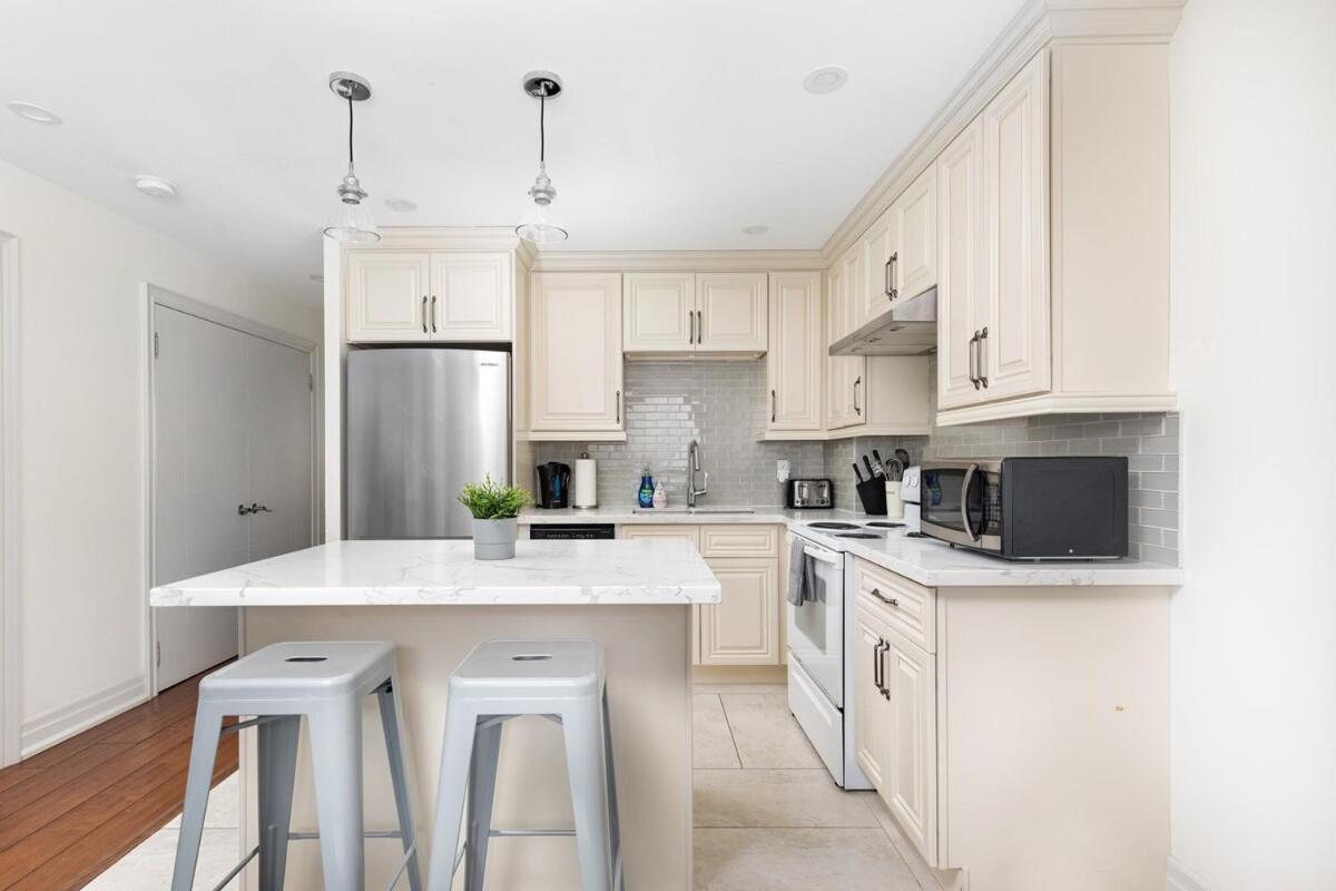 Stylish Retreat in the Trendy Queen West & Parking