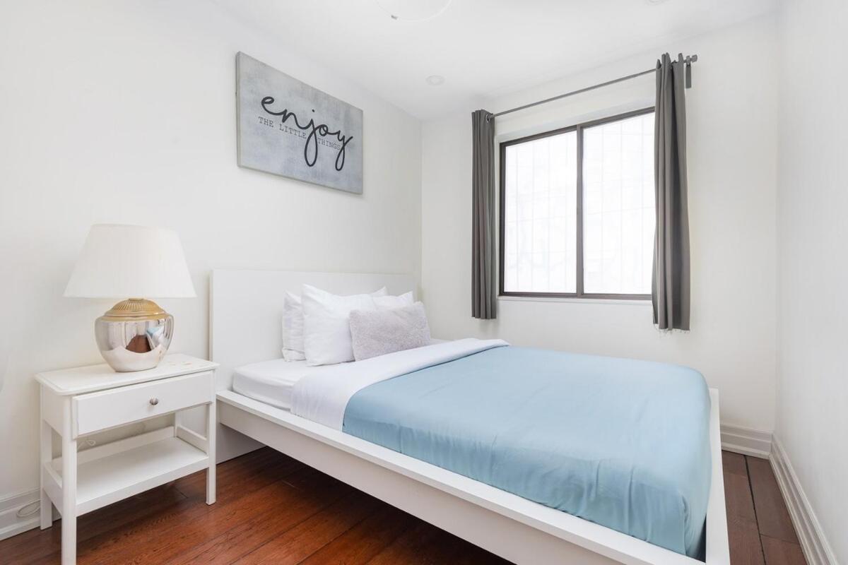 Stylish Retreat in the Trendy Queen West & Parking