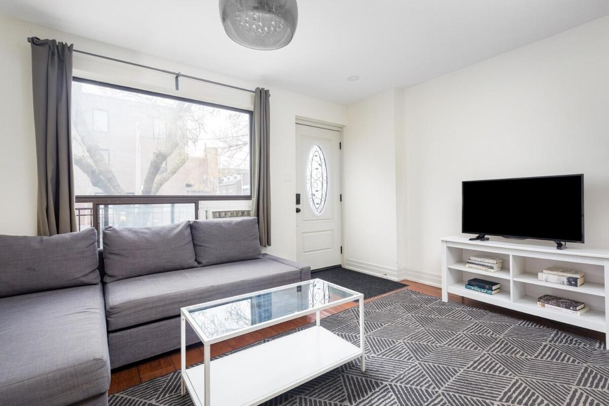 Stylish Retreat in the Trendy Queen West & Parking