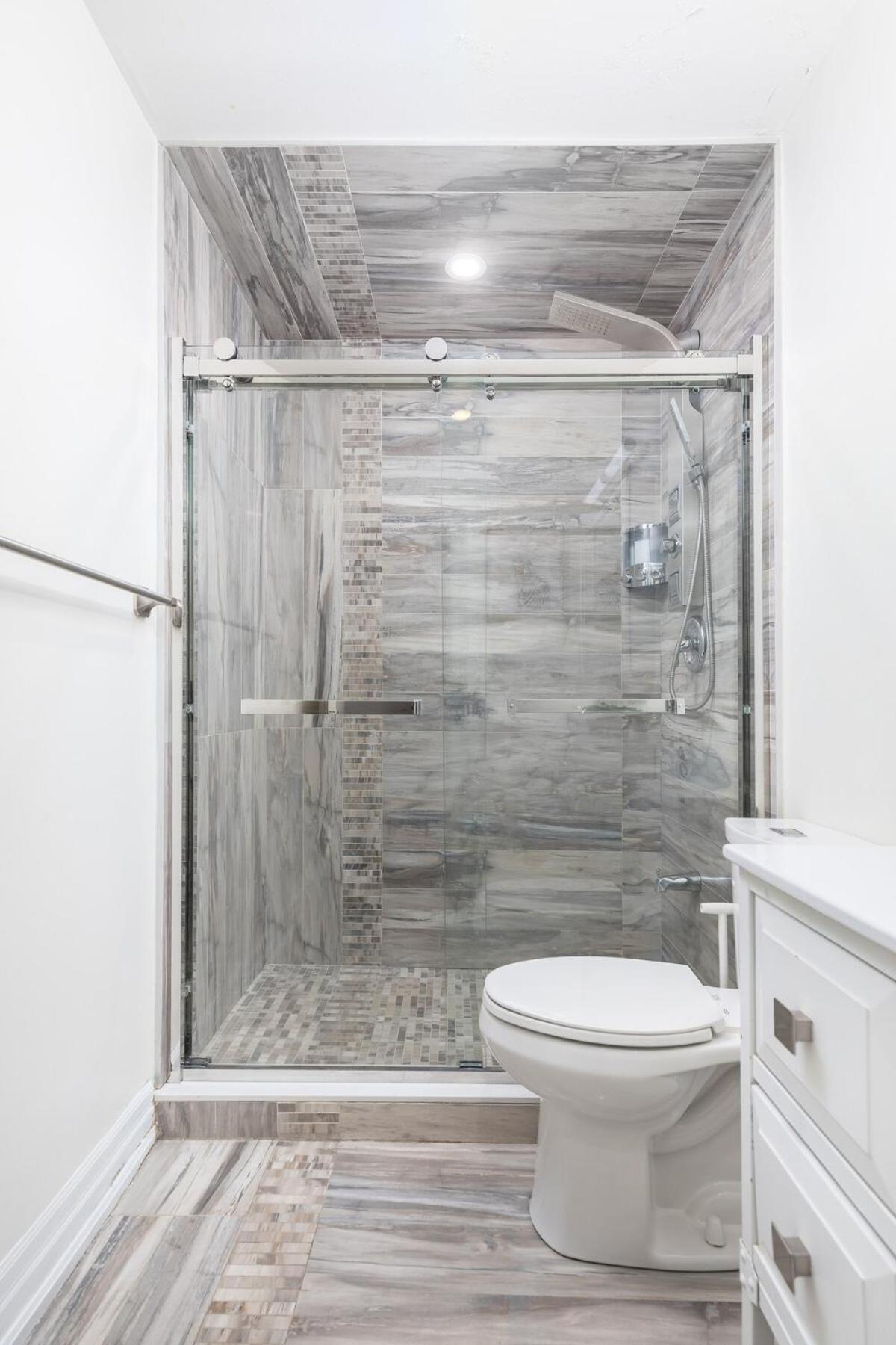 Stylish Retreat in the Trendy Queen West & Parking