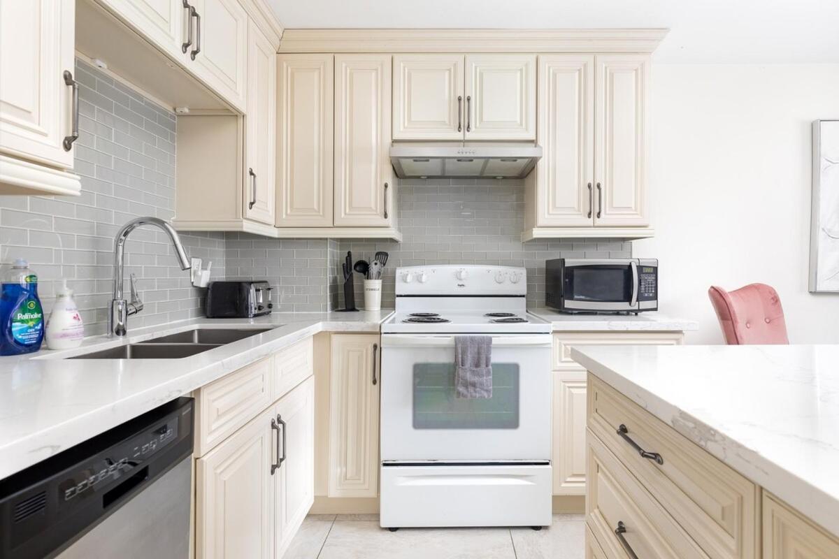 Stylish Retreat in the Trendy Queen West & Parking