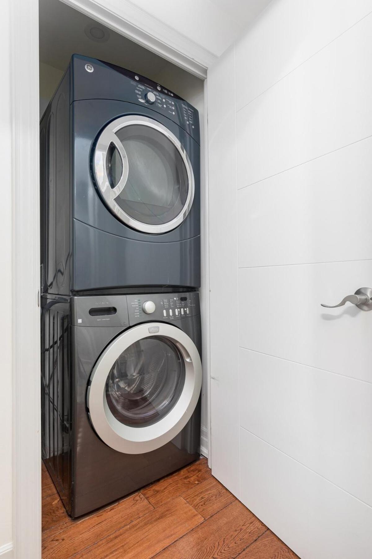 Stylish Retreat in the Trendy Queen West & Parking