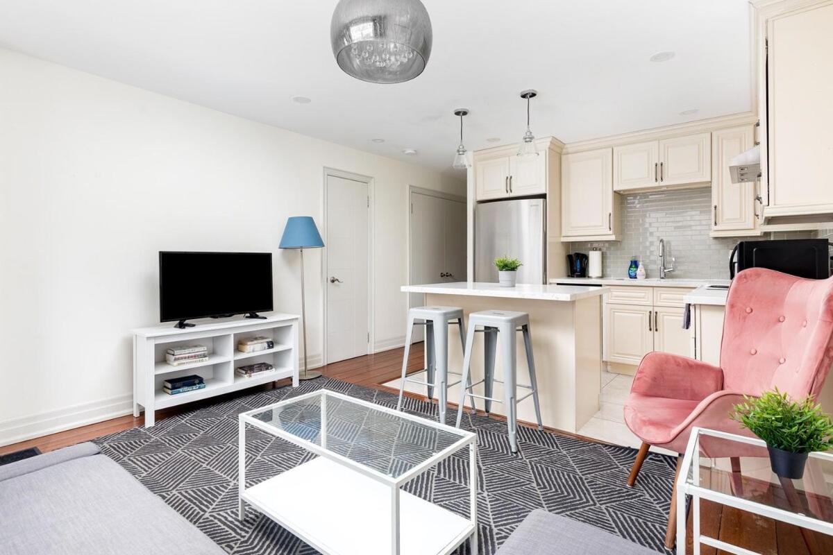 Stylish Retreat in the Trendy Queen West & Parking