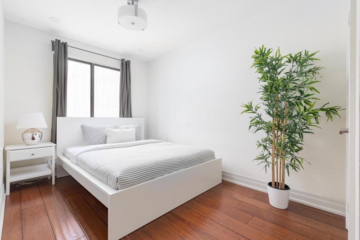 Stylish Retreat in the Trendy Queen West & Parking