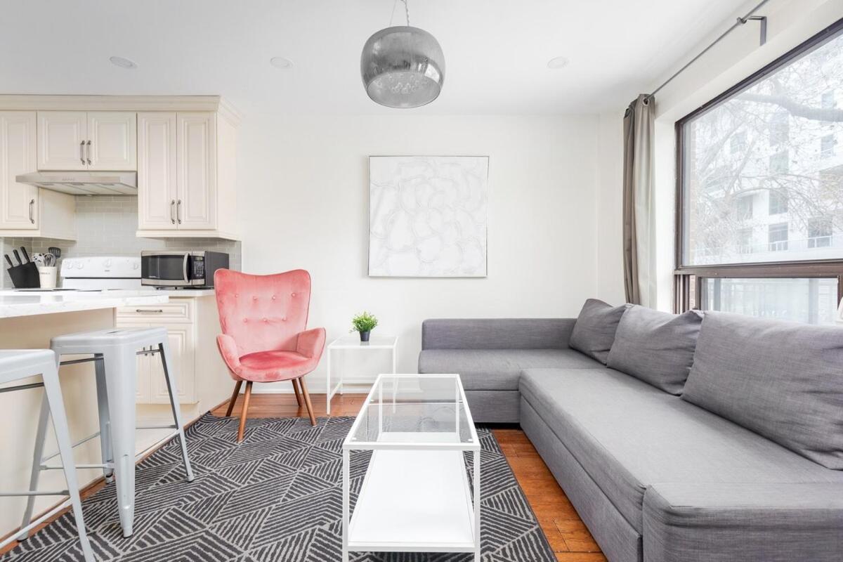 Stylish Retreat in the Trendy Queen West & Parking
