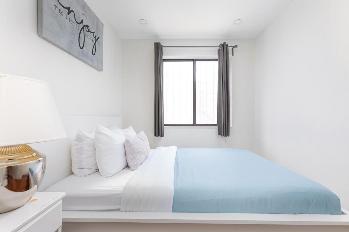 Stylish Retreat in the Trendy Queen West & Parking