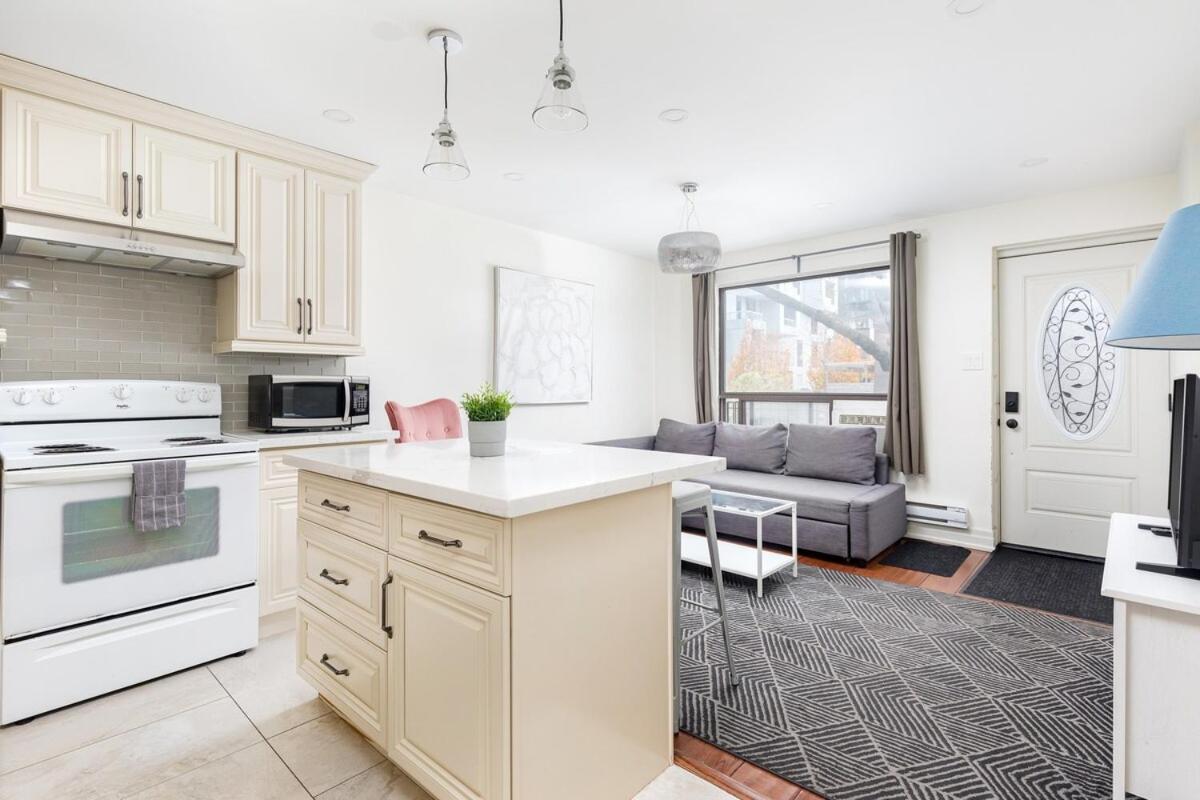 Stylish Retreat in the Trendy Queen West & Parking