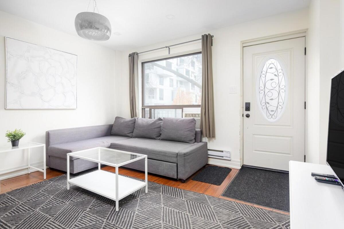 Stylish Retreat in the Trendy Queen West & Parking