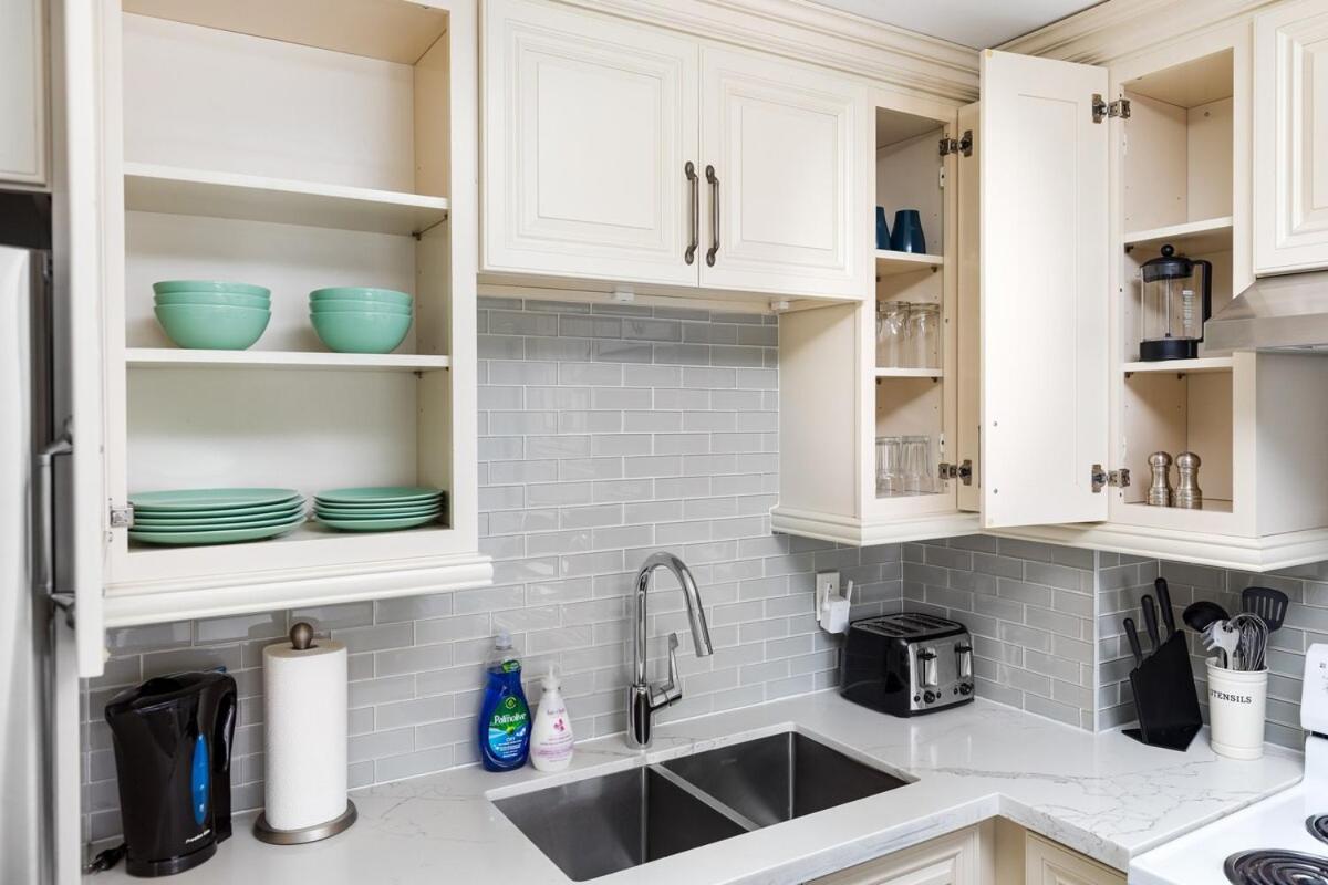 Stylish Retreat in the Trendy Queen West & Parking