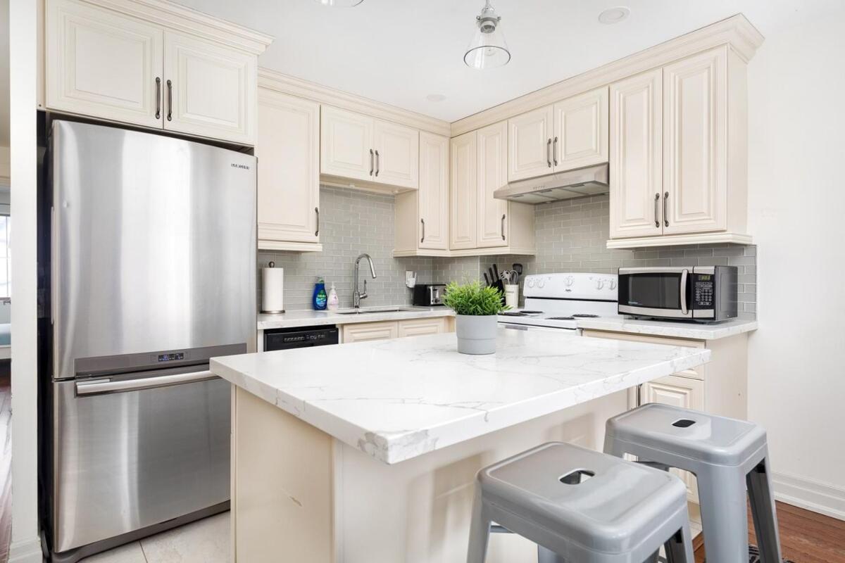 Stylish Retreat in the Trendy Queen West & Parking