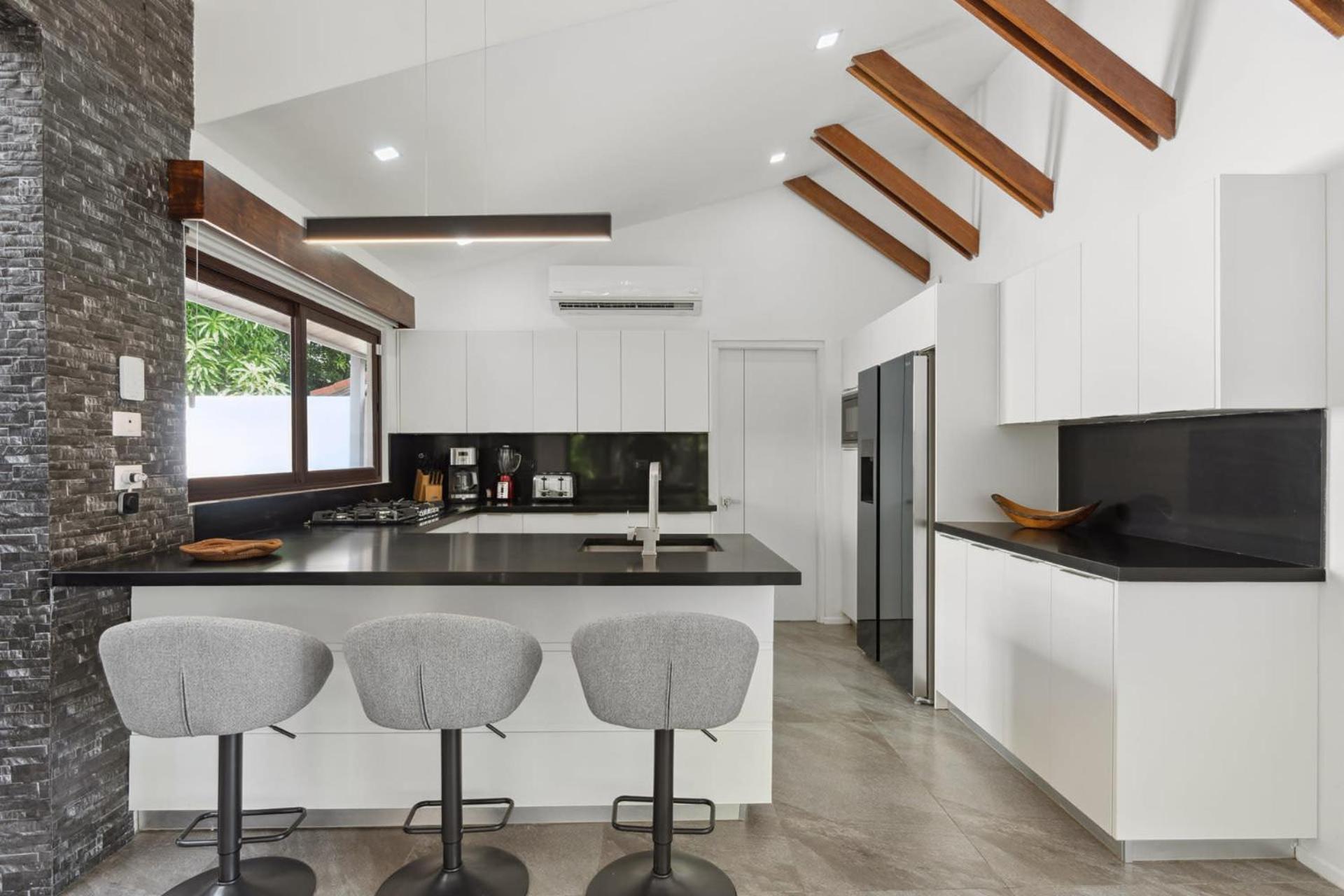5-BD Beachfront, Ocean-View Hillside Home