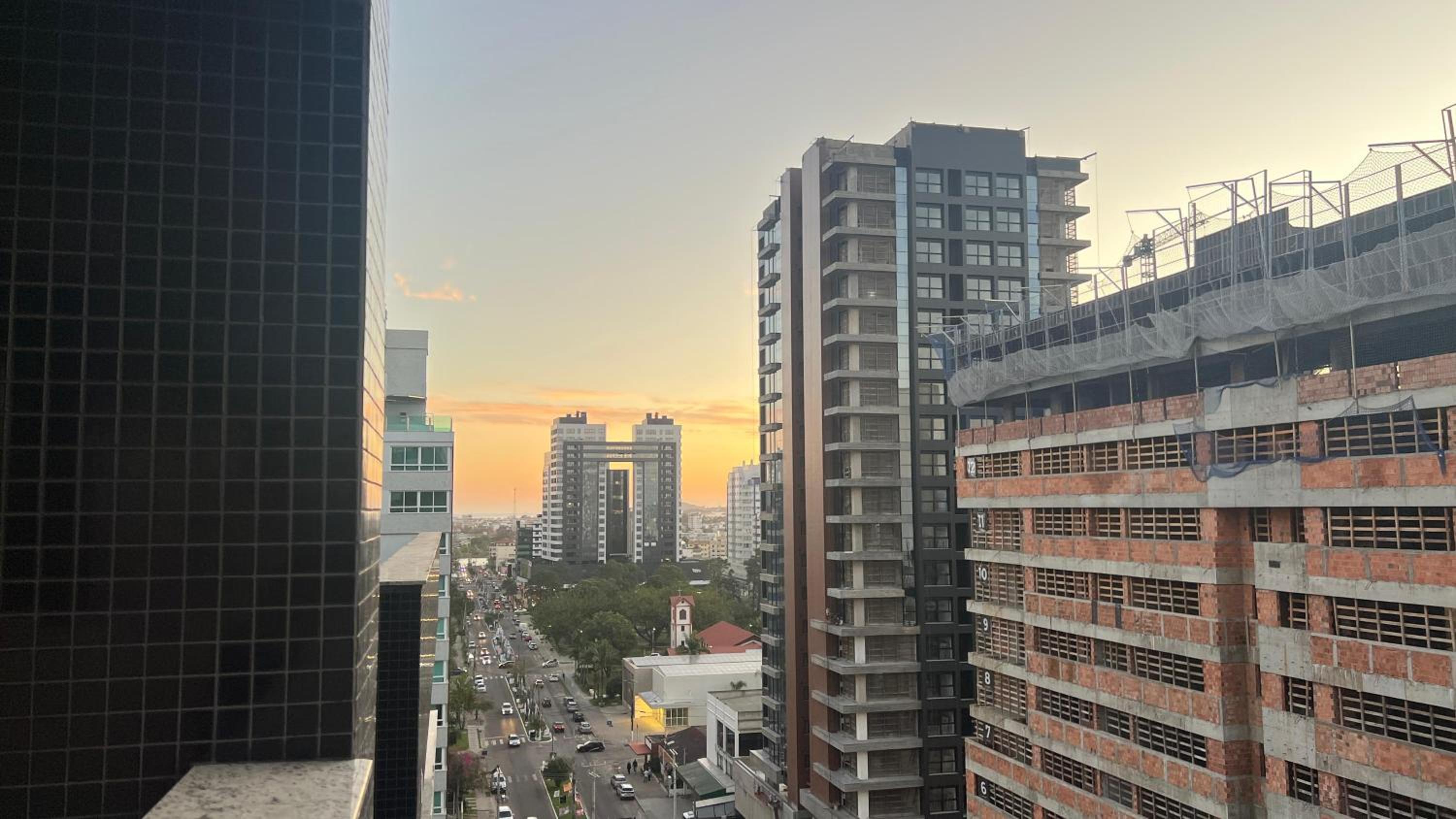 Apartamento Terrazzo com 2 Suítes a 450m do Mar - Região Nobre