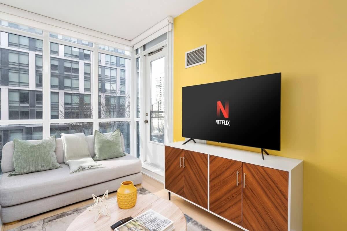 Family-Friendly Condo Rogers Centre w Parking