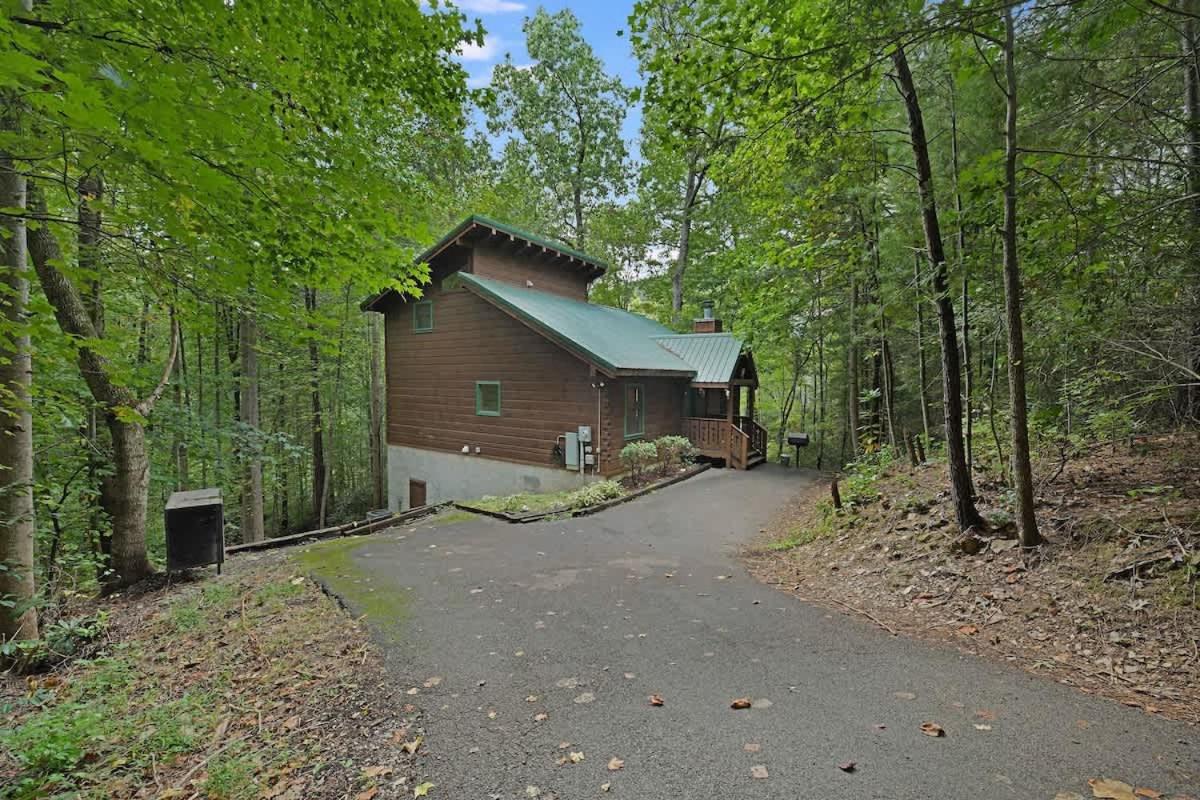 Couples Cabin In Gatlinburg - 3 Miles To Downtown view 5