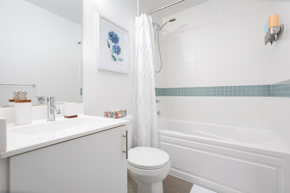 Modern Cozy 1BR Condo Near Toronto's Lakefront