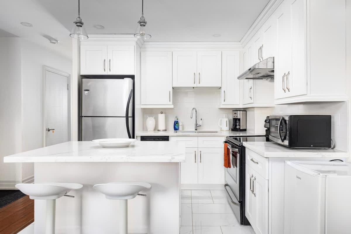 Queen West Home Steps to Best Shops & Cafes