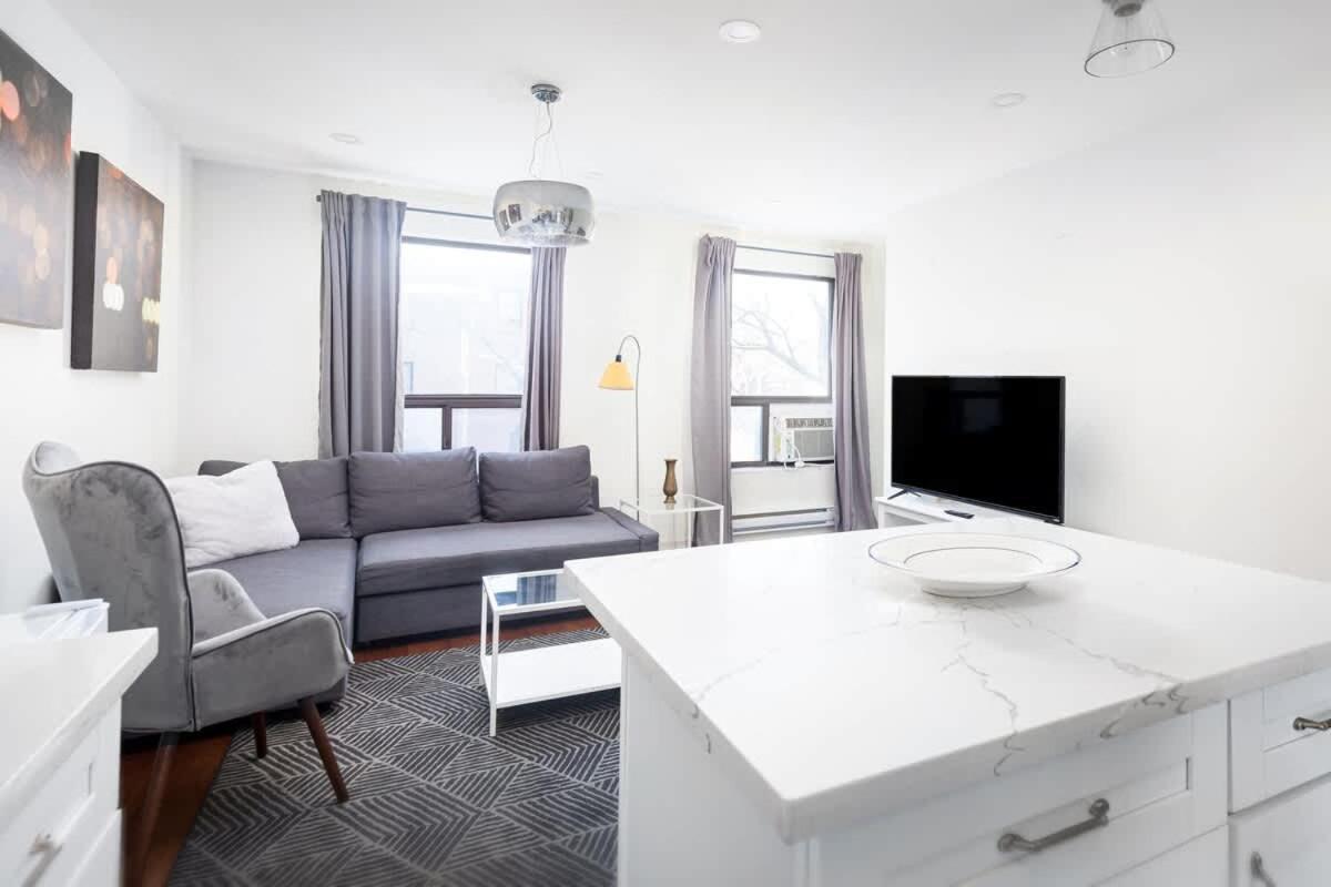 Queen West Home Steps to Best Shops & Cafes