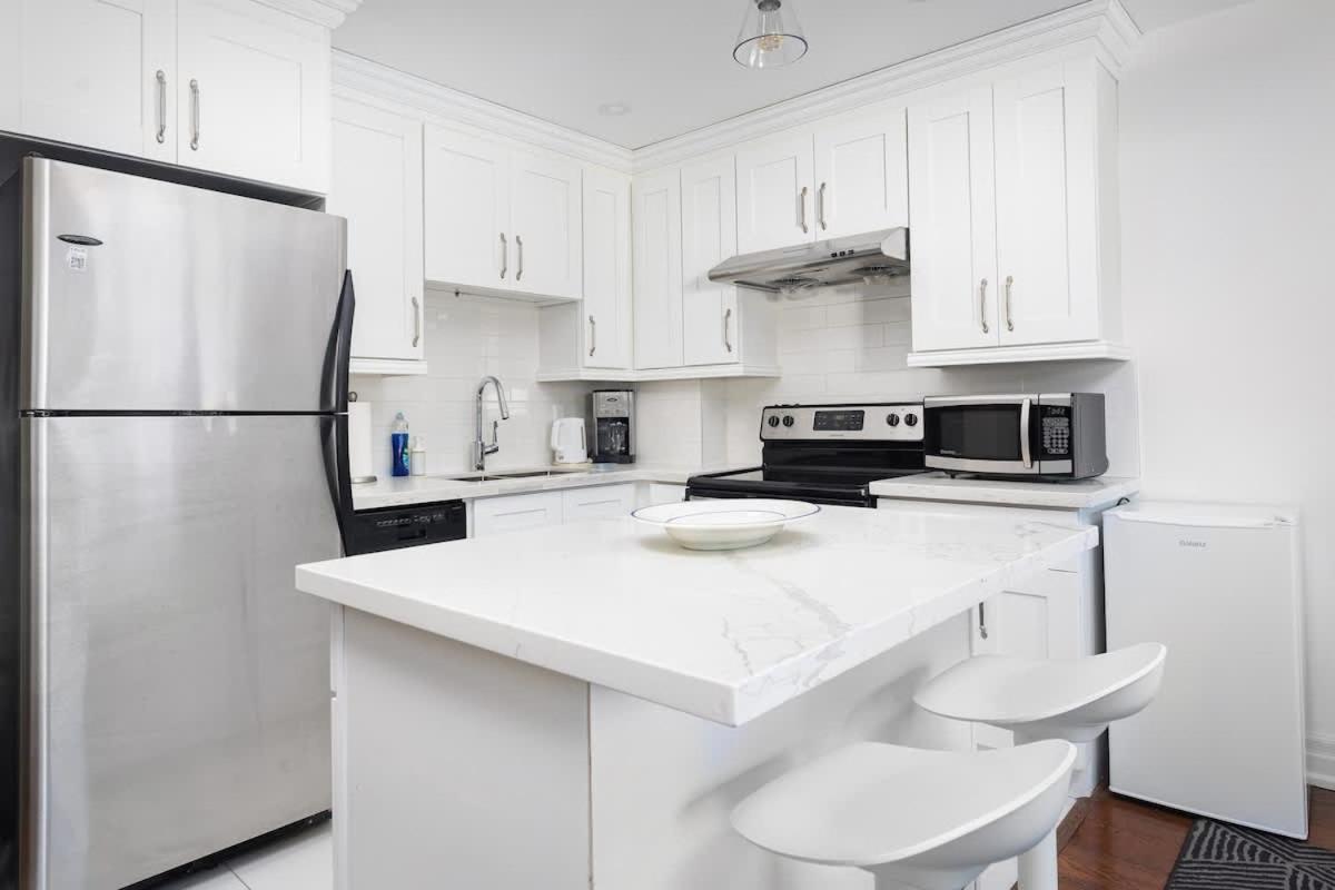 Queen West Home Steps to Best Shops & Cafes