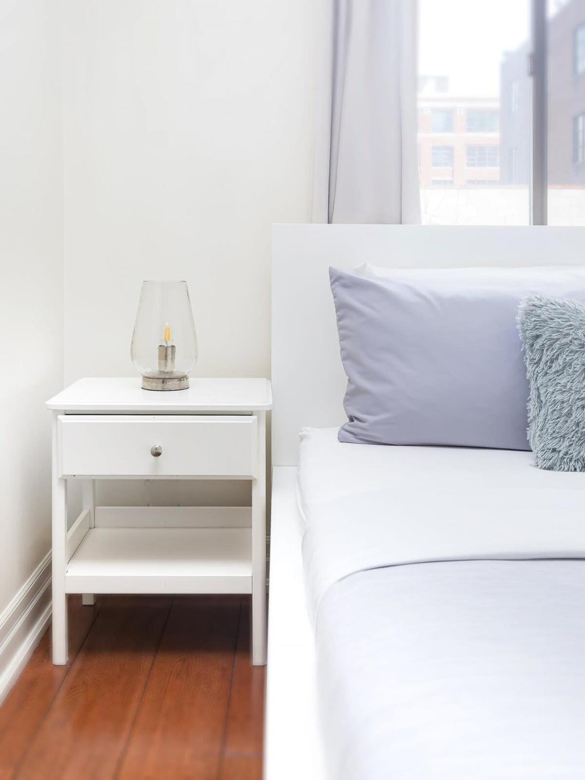 Queen West Home Steps to Best Shops & Cafes