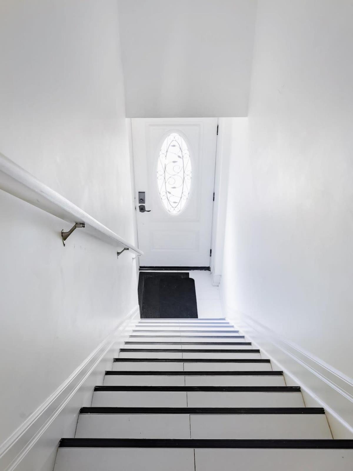 Queen West Home Steps to Best Shops & Cafes
