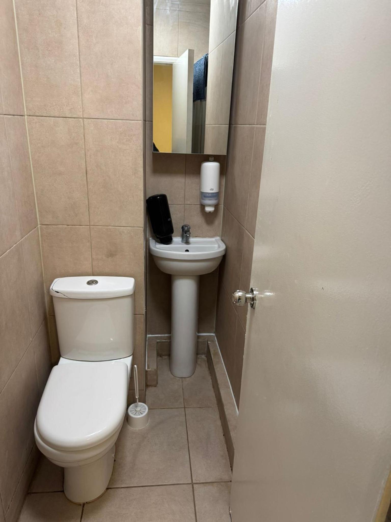 1FG Dreams Unlimited Serviced Accommodation- Staines - Heathrow view 3