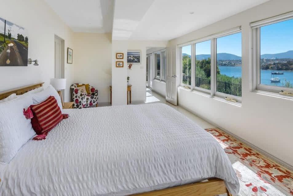 Karinya apartment waterfront views - 2 Bed 2 Bath