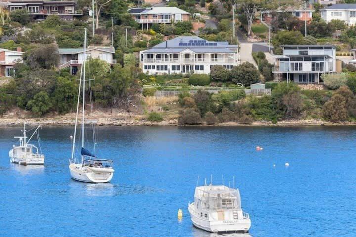 Karinya apartment waterfront views - 2 Bed 2 Bath