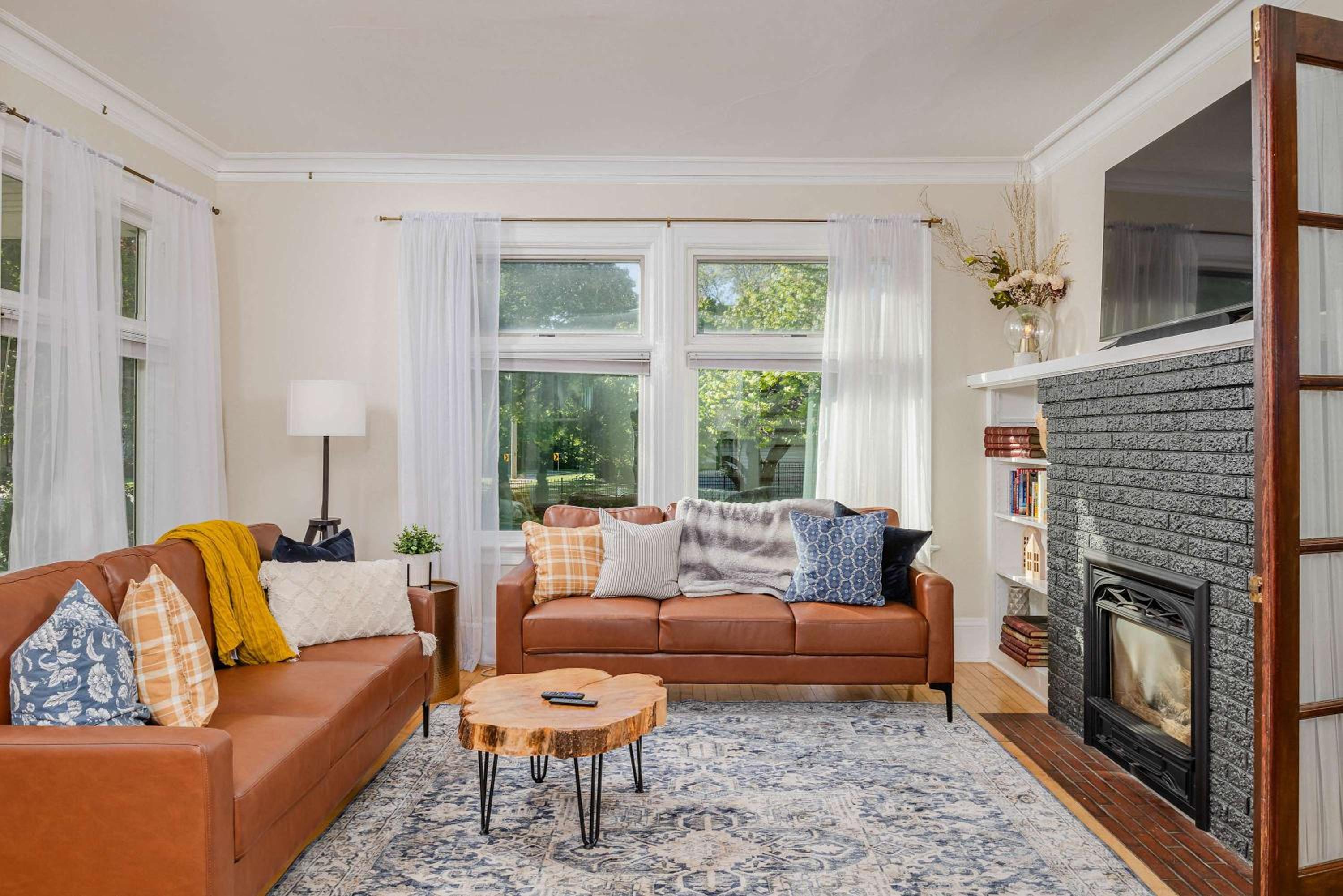 Majestic Mansion on State - Sleeps 13 view 2