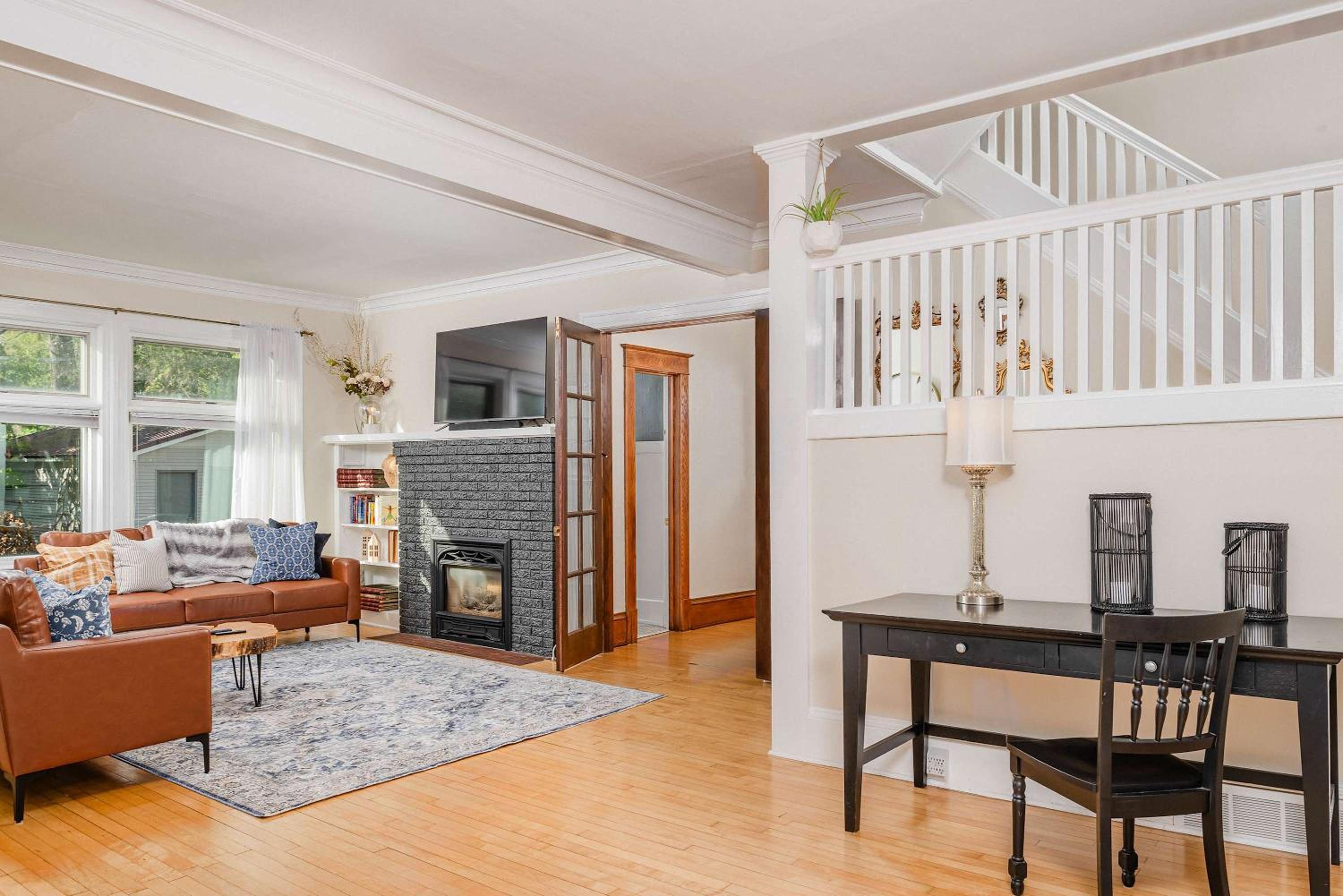 Majestic Mansion on State - Sleeps 13 view 3