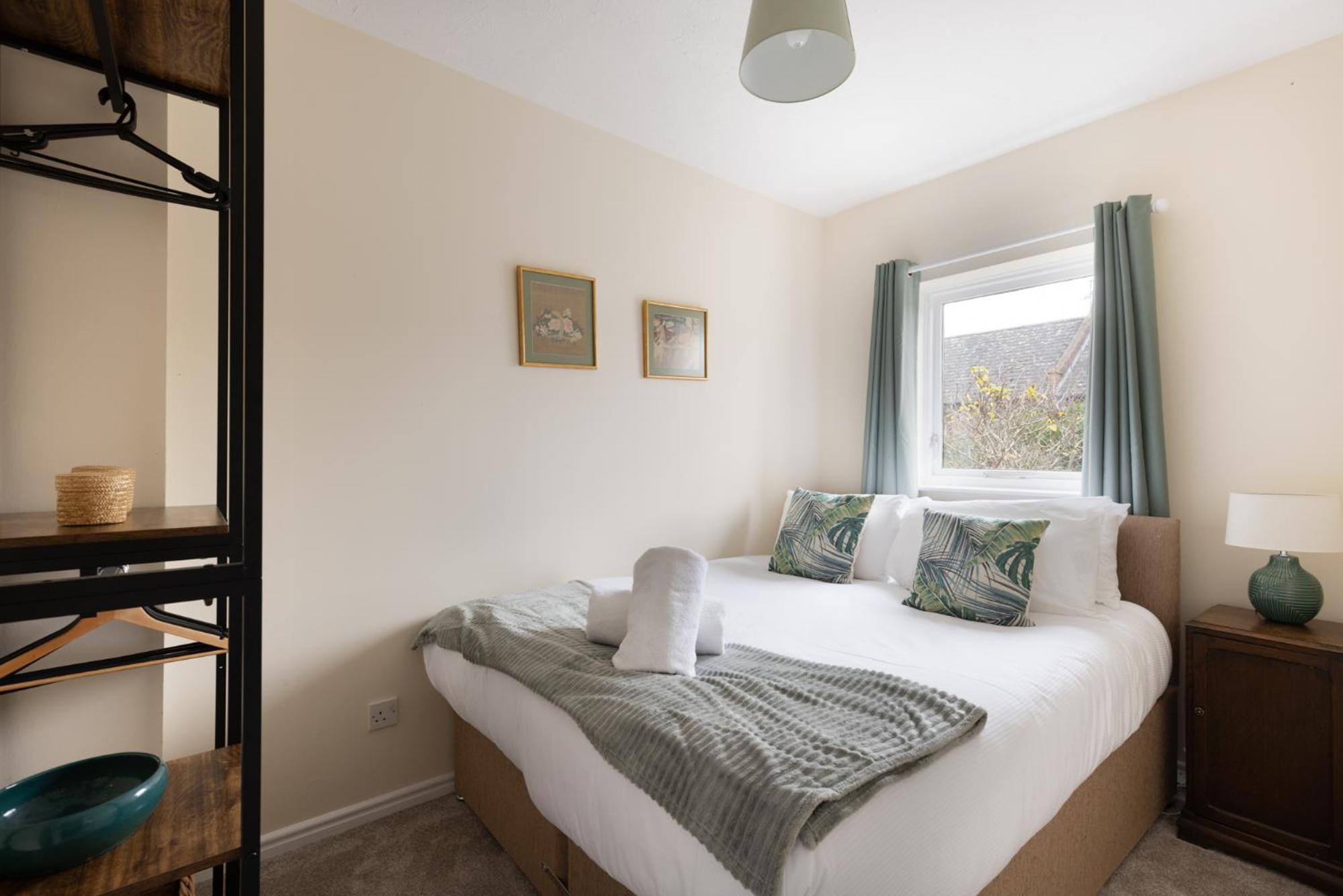 Ebor House Cosy 3-Bed wparking view 2