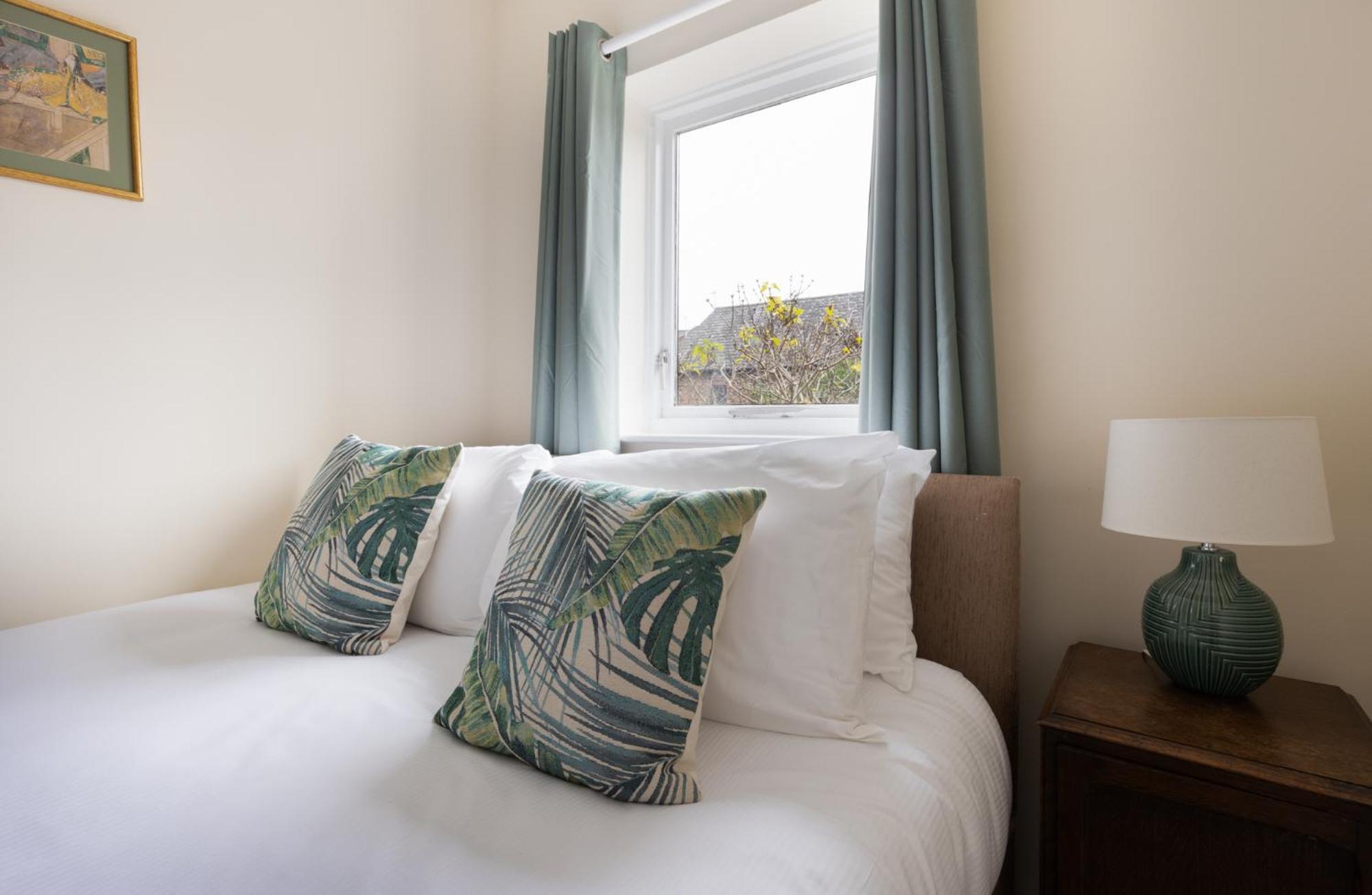 Ebor House Cosy 3-Bed wparking view 3