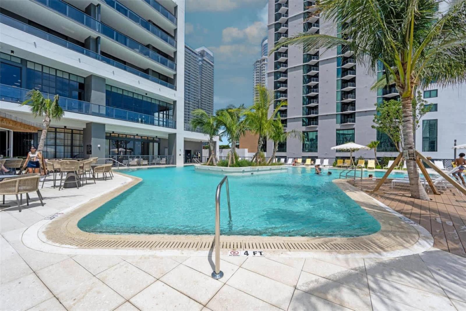 Modern Apartment 2BR-2BTH- Pool & Gym