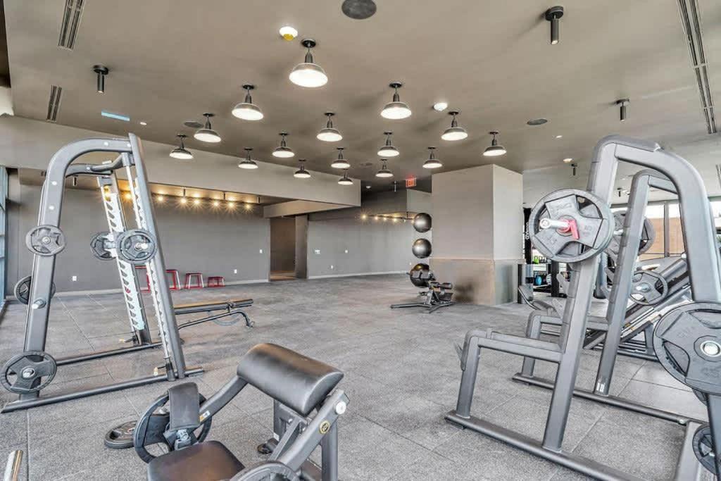 Chic Downtown - City Views Gym & Pool