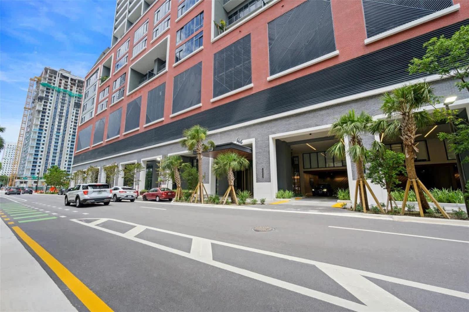 Modern Apartment 2BR-2BTH- Pool & Gym