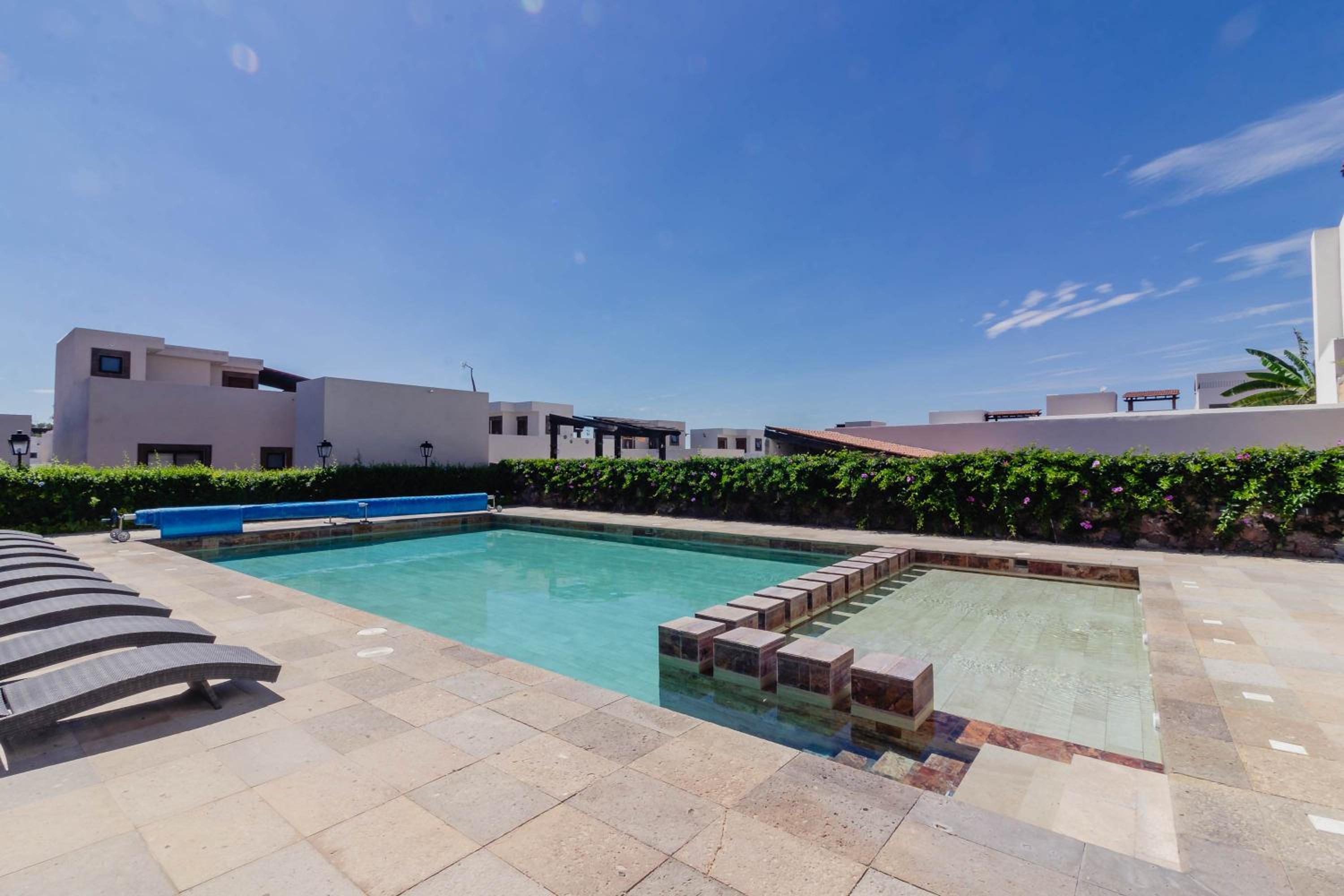Family House with landscape garden in San Miguel