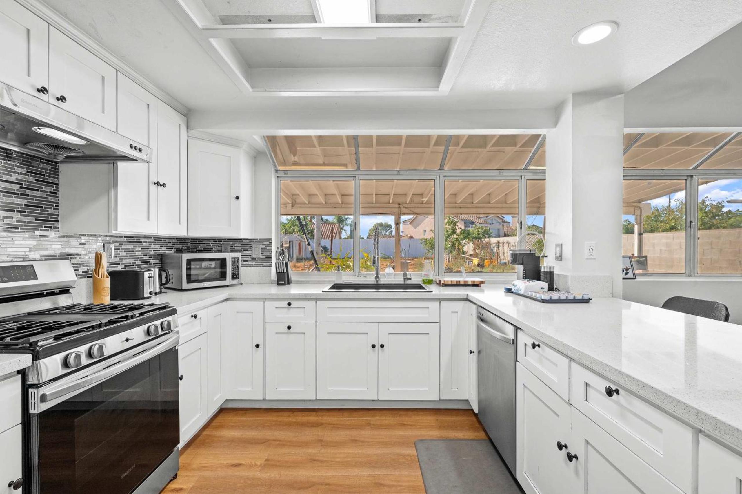 Spacious Retreat Near Iconic LA Sights view 2