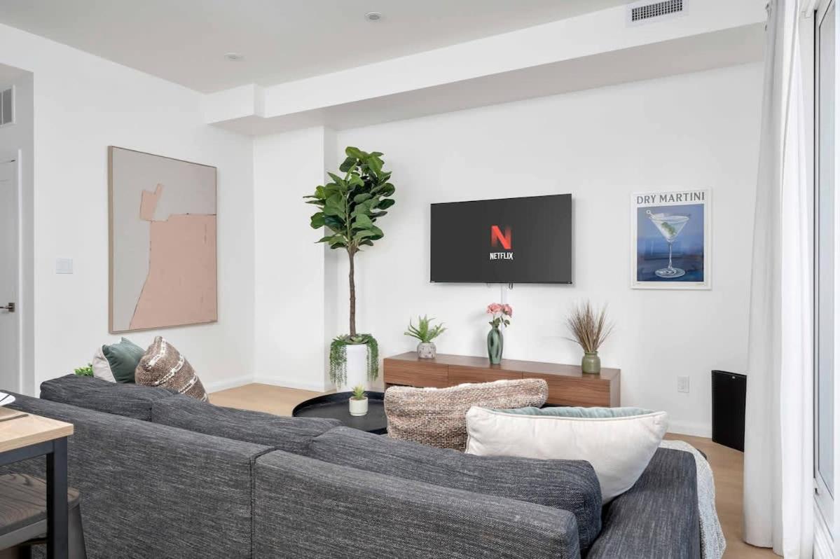 Large Victorian Sleeps 6 by UofT