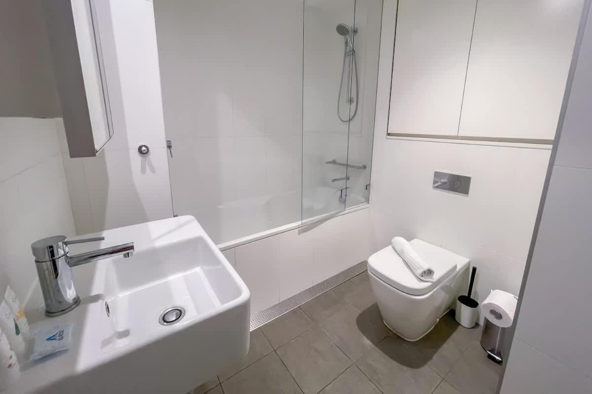 2BR Apt in Docklands WiFi City walk Water nearby