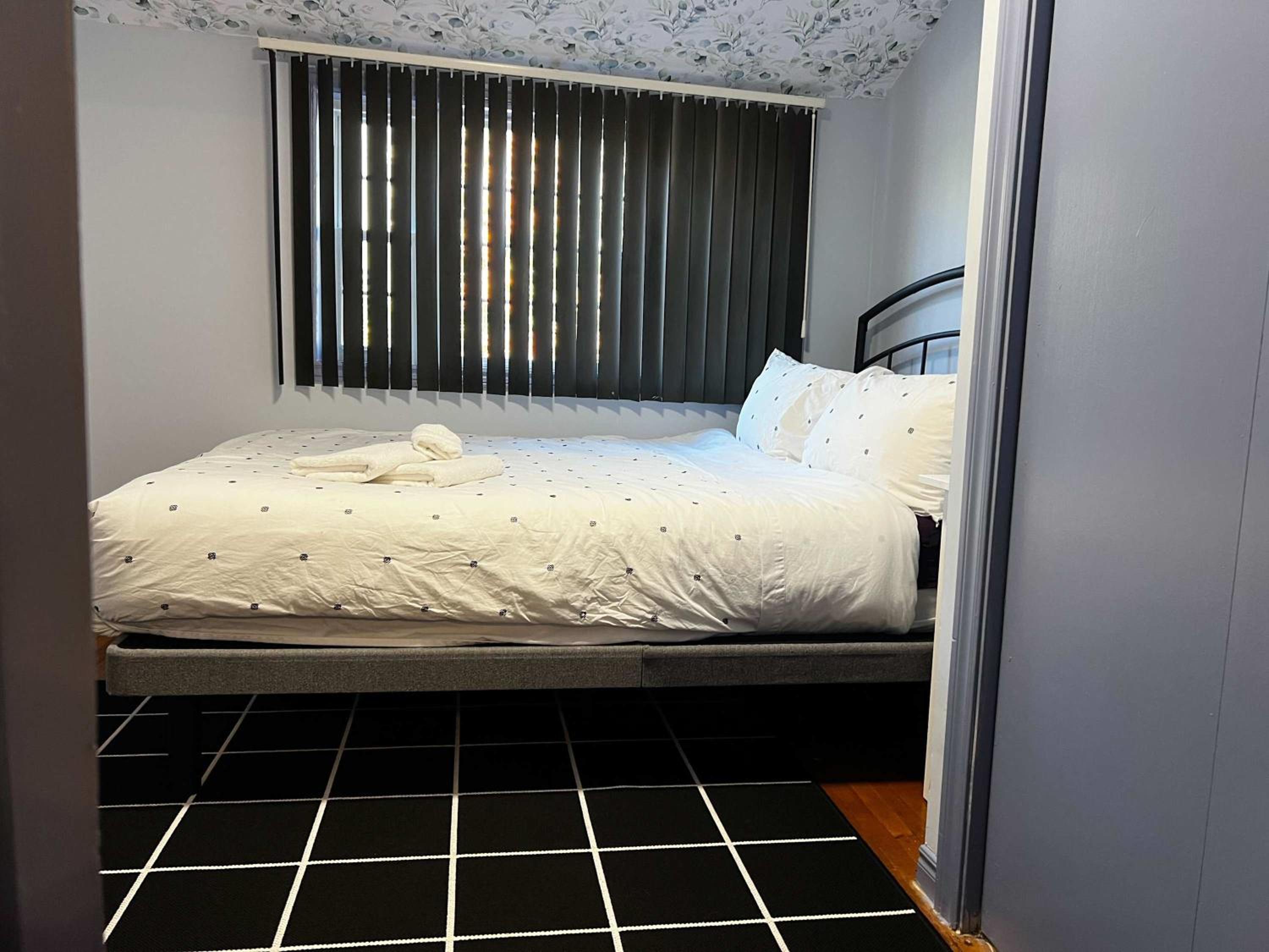 Blue Horizon Top-Floor Retreat with Nautical Vibes, Unit #2