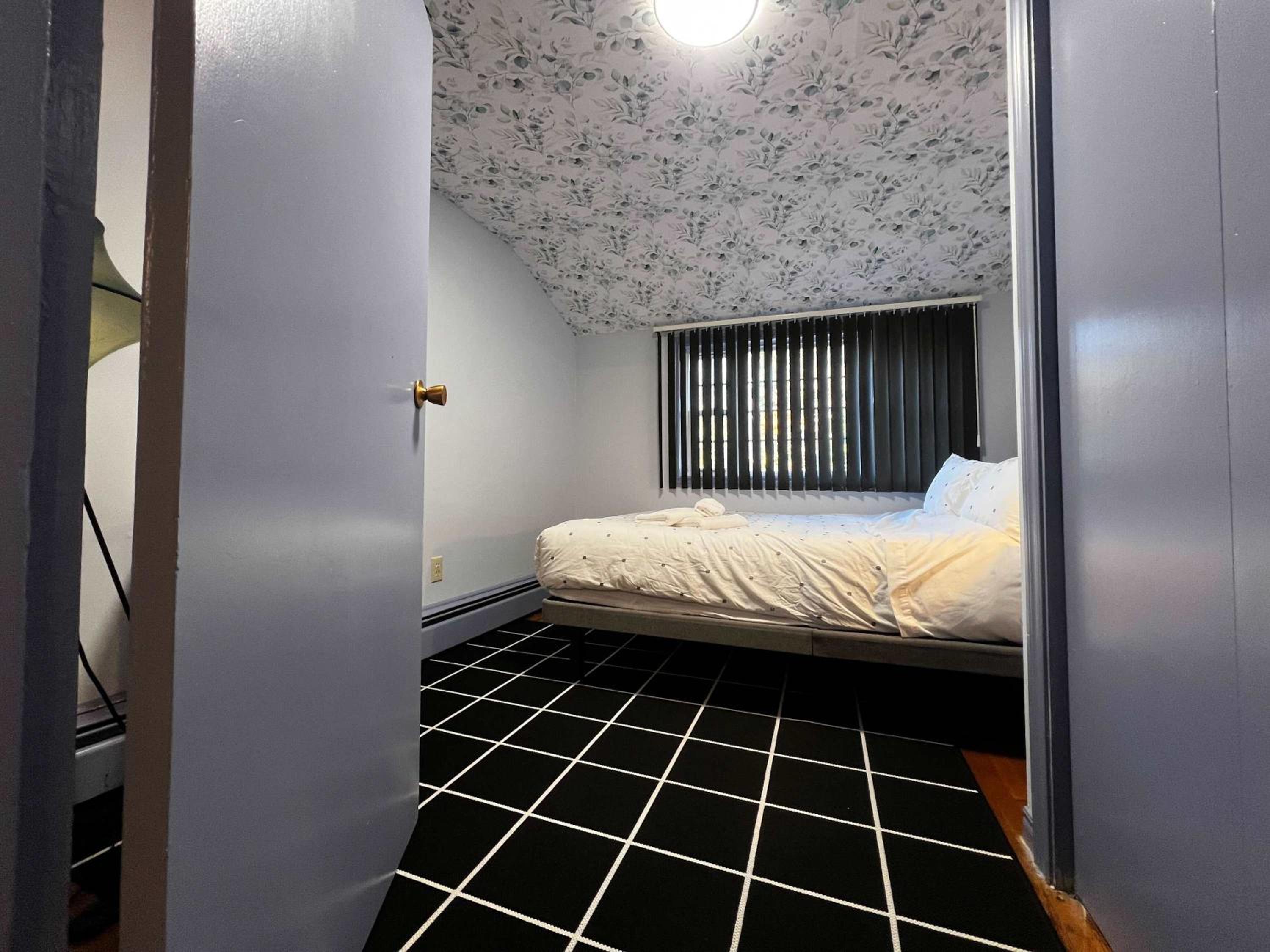 Blue Horizon Top-Floor Retreat with Nautical Vibes, Unit #2