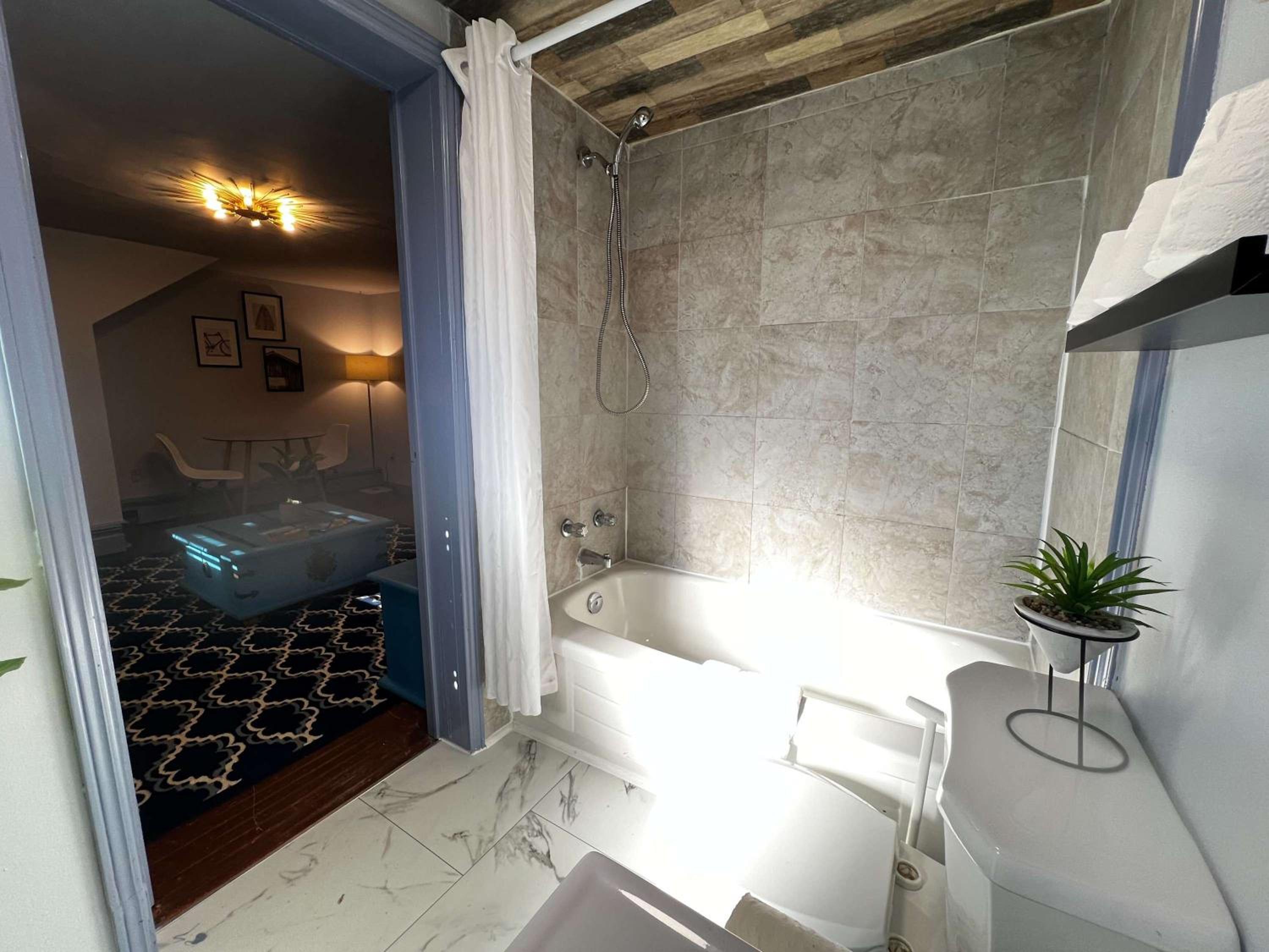 Blue Horizon Top-Floor Retreat with Nautical Vibes, Unit #2